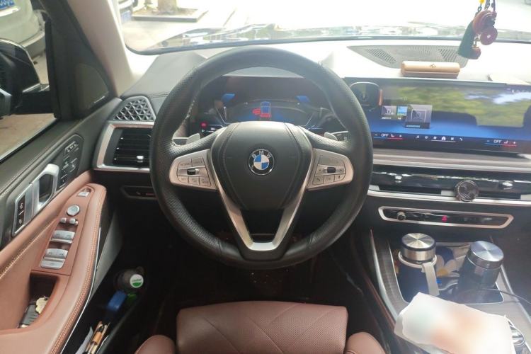 Used BMW X7 2024 xDrive40i Luxury Package – Leading Model Steering Wheel