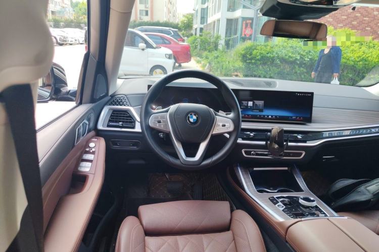 Used BMW X7 2024 xDrive40i Luxury Package – Leading Model Steering Wheel
