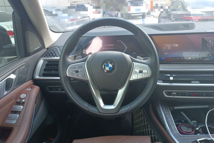Used BMW X7 2024 xDrive40i Luxury Package – Leading Model Steering Wheel