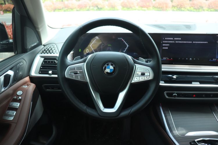 Used BMW X7 2024 xDrive40i Luxury Package – Leading Model Steering Wheel