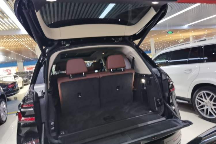 Used BMW X7 2024 xDrive40i Luxury Package – Leading Model Trunk