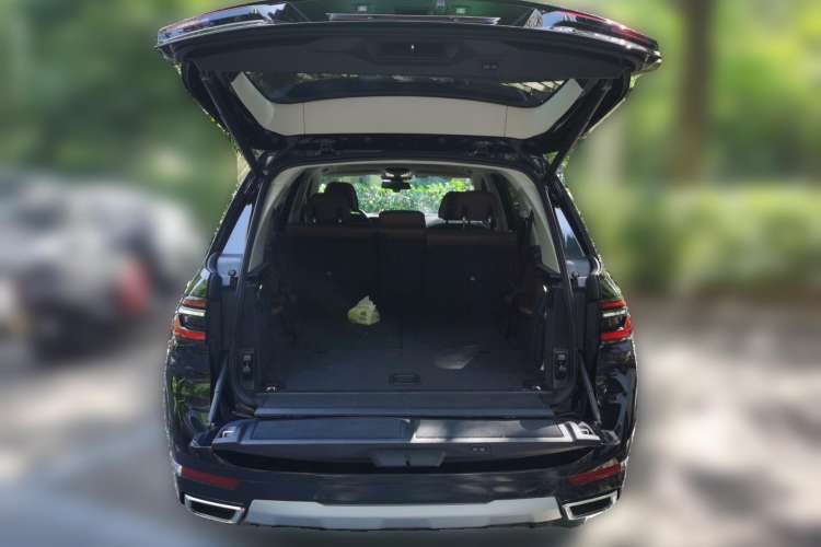 Used BMW X7 2024 xDrive40i Luxury Package – Leading Model Trunk