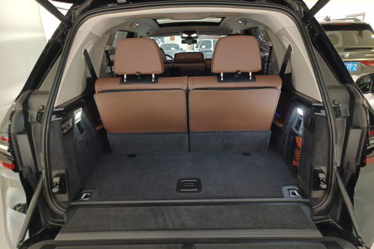Used BMW X7 2024 xDrive40i Luxury Package – Leading Model Trunk