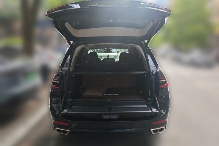 Used BMW X7 2024 xDrive40i Luxury Package – Leading Model Trunk