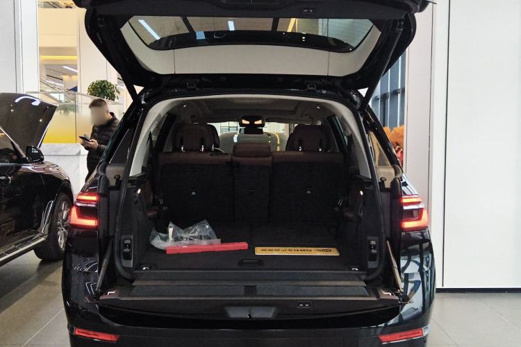 Used BMW X7 2024 xDrive40i Luxury Package – Leading Model Trunk