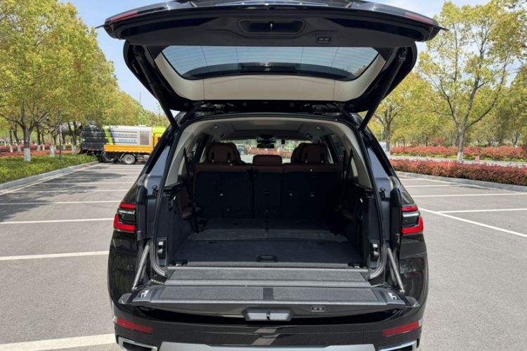 Used BMW X7 2024 xDrive40i Luxury Package – Leading Model Trunk