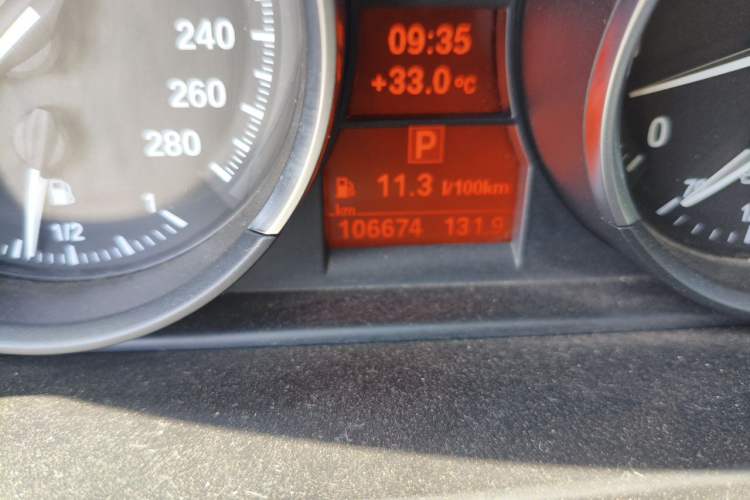 Used BMW Z4 2009 sDrive23i Leading Model Odometer Close Up