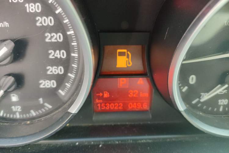Used BMW Z4 2009 sDrive23i Leading Model Odometer Close Up