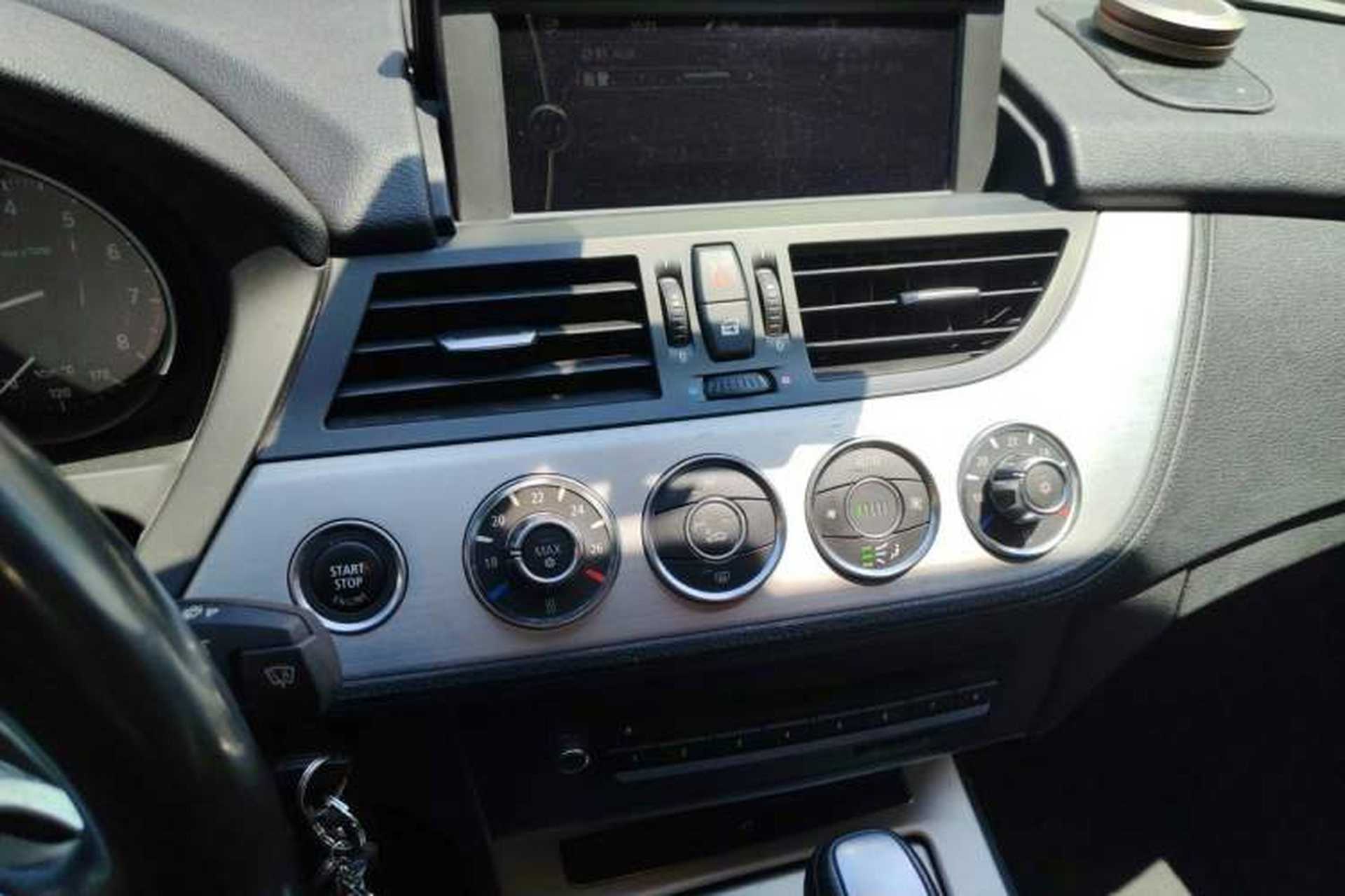 Used BMW Z4 2009 sDrive23i Leading Model Audio And AC Panel