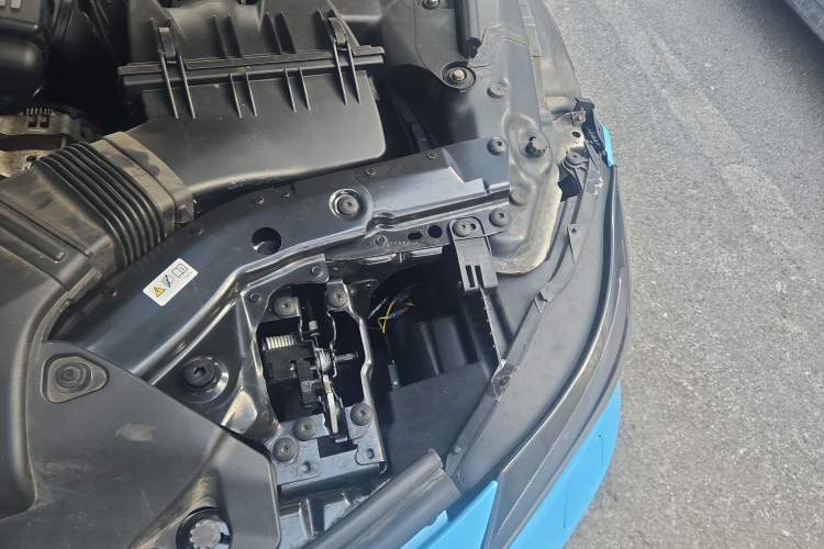 Used BMW Z4 2009 sDrive23i Leading Model Engine Bay Left