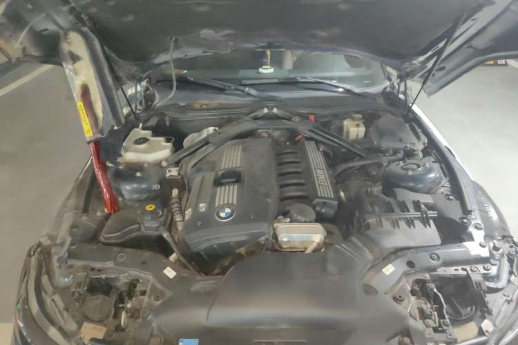 Used BMW Z4 2009 sDrive23i Leading Model Engine Bay