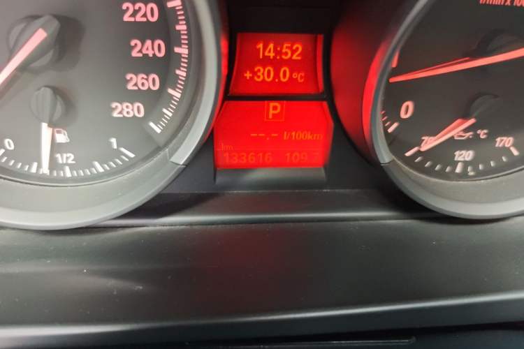 Used BMW Z4 2009 sDrive23i Leading Model Odometer Close Up