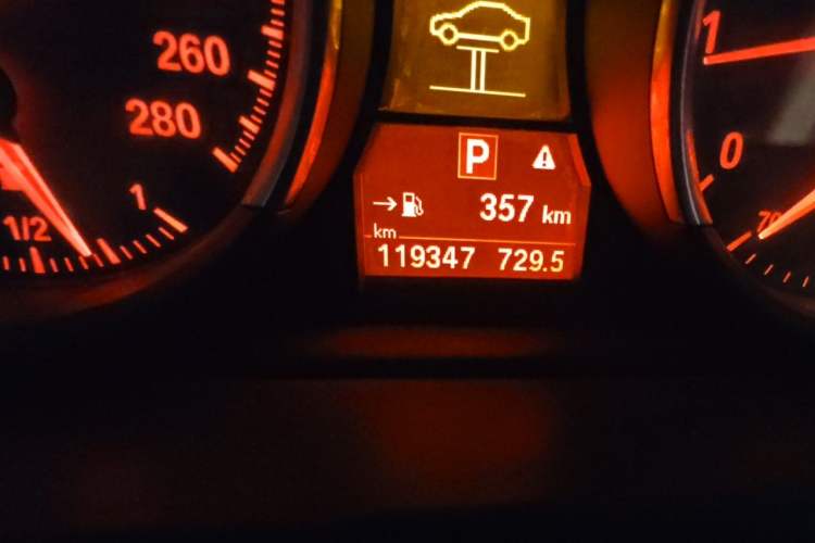 Used BMW Z4 2009 sDrive23i Leading Model Odometer Close Up