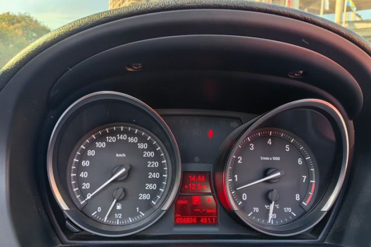 Used BMW Z4 2009 sDrive23i Leading Model Odometer Close Up
