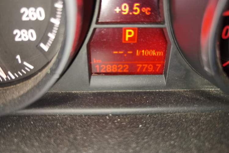 Used BMW Z4 2009 sDrive23i Leading Model Odometer Close Up