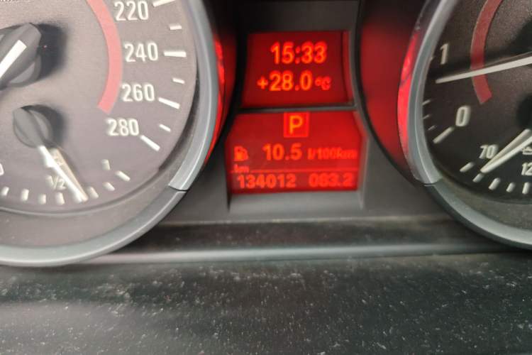 Used BMW Z4 2009 sDrive23i Leading Model Odometer Close Up