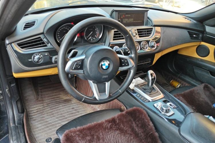 Used BMW Z4 2012 sDrive20i Luxury Model Center Console