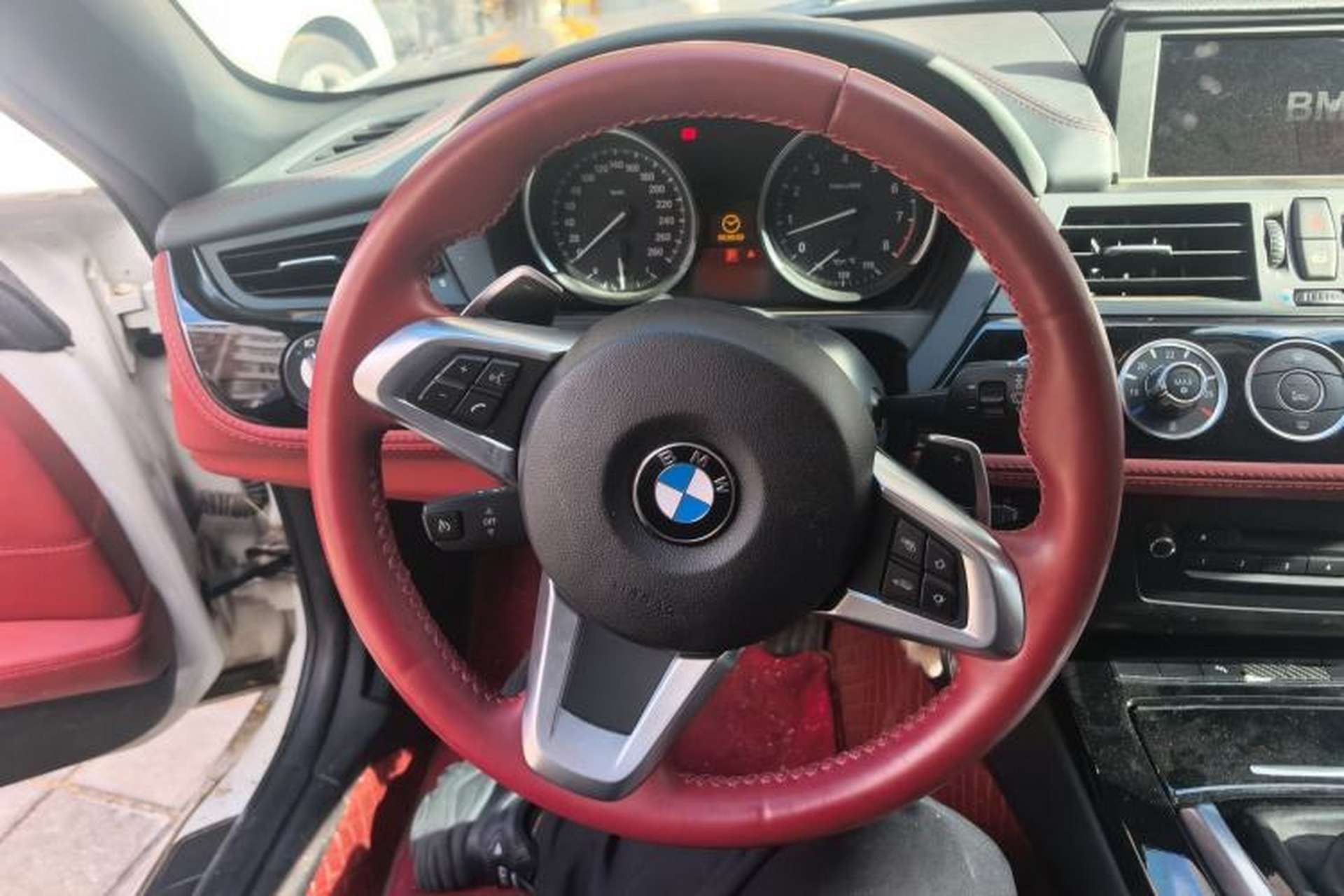 Used BMW Z4 2012 sDrive20i Luxury Model Steering Wheel