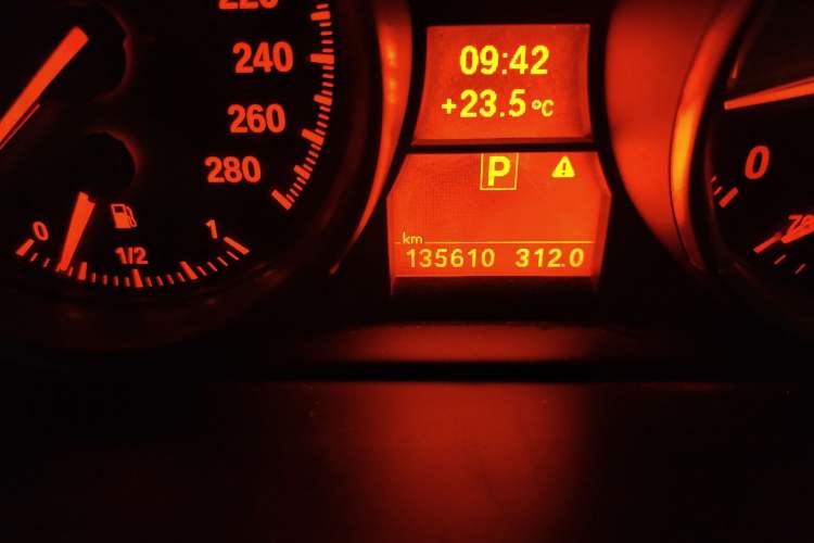 Used BMW Z4 2012 sDrive20i Luxury Model Odometer Close Up