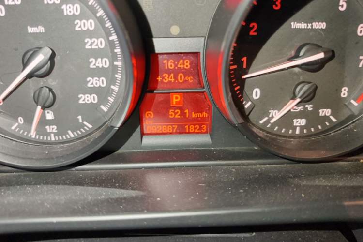Used BMW Z4 2012 sDrive20i Luxury Model Odometer Close Up