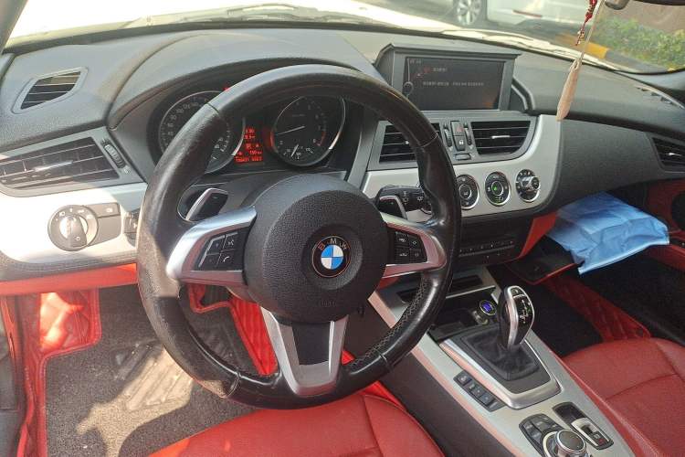 Used BMW Z4 2012 sDrive20i Luxury Model Center Console