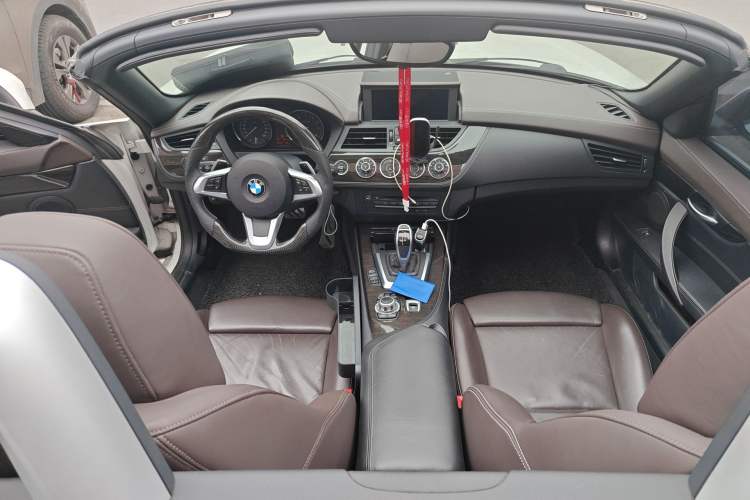 Used BMW Z4 2012 sDrive20i Luxury Model Center Console