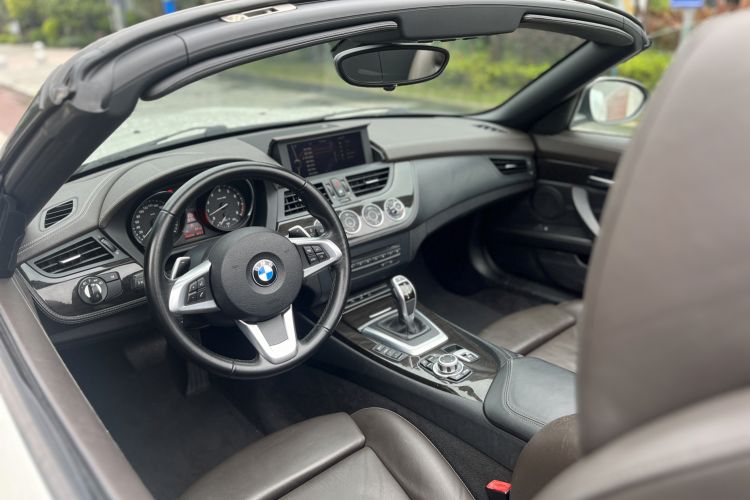 Used BMW Z4 2012 sDrive20i Luxury Model Center Console