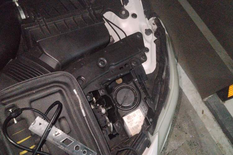 Used BMW Z4 2012 sDrive20i Luxury Model Engine Bay Left