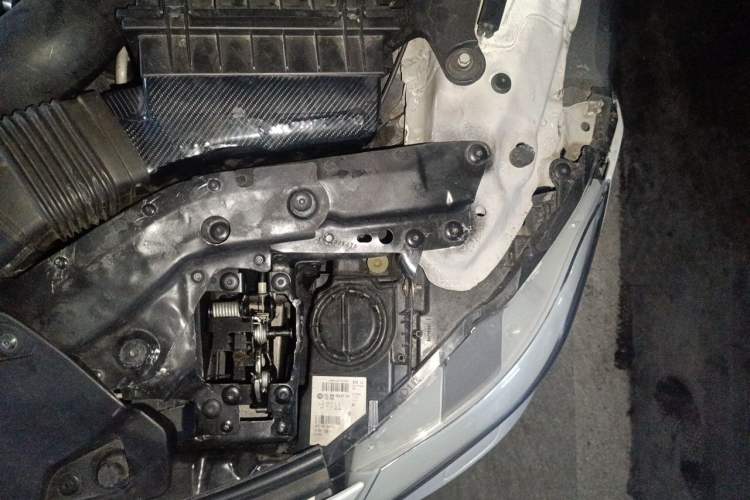 Used BMW Z4 2012 sDrive20i Luxury Model Engine Bay Left