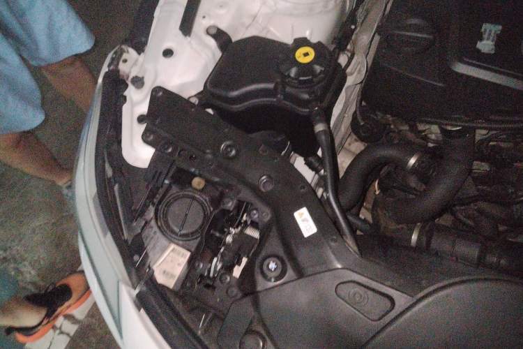 Used BMW Z4 2012 sDrive20i Luxury Model Engine Bay Right