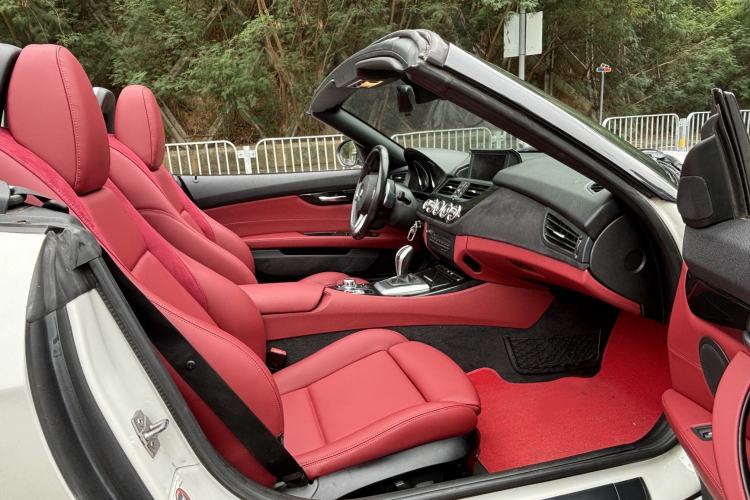 Used BMW Z4 2012 sDrive20i Luxury Model Interior 4