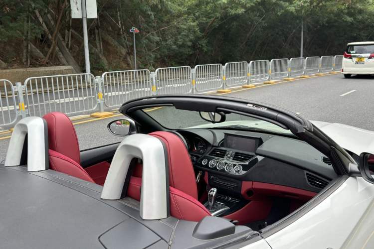 Used BMW Z4 2012 sDrive20i Luxury Model Interior 6