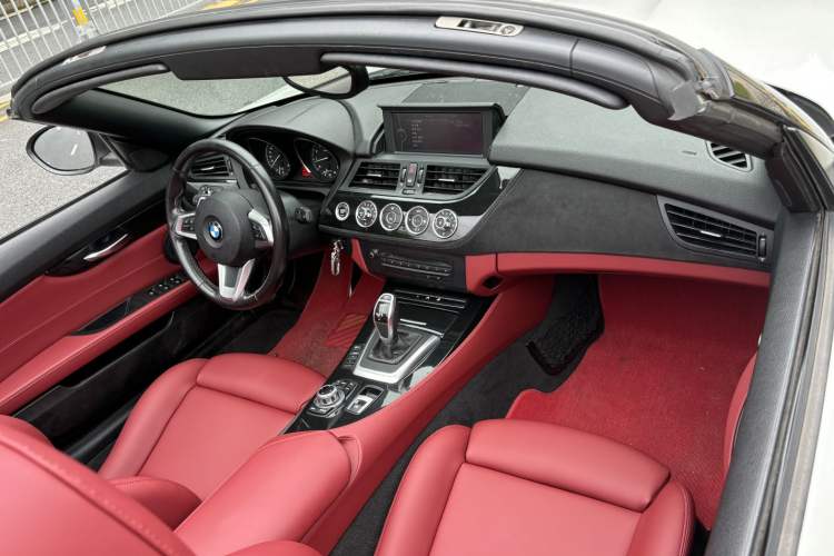 Used BMW Z4 2012 sDrive20i Luxury Model Interior 8