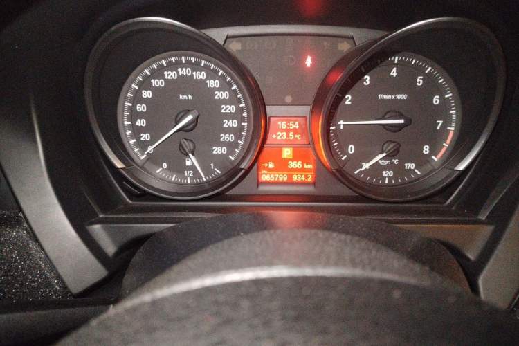 Used BMW Z4 2012 sDrive20i Luxury Model Odometer Close Up