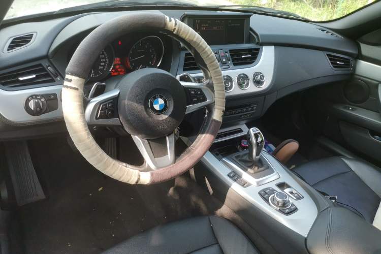 Used BMW Z4 2012 sDrive20i Luxury Model Center Console