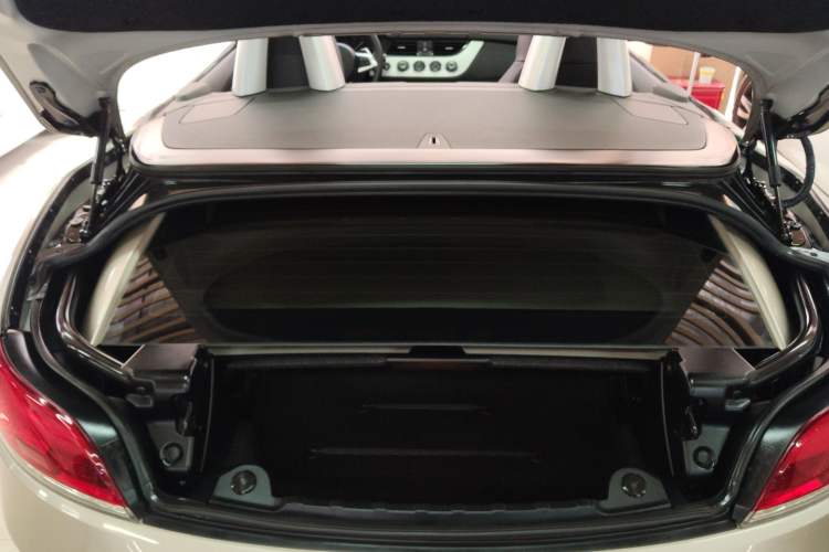 Used BMW Z4 2013 sDrive20i Leading Model Trunk