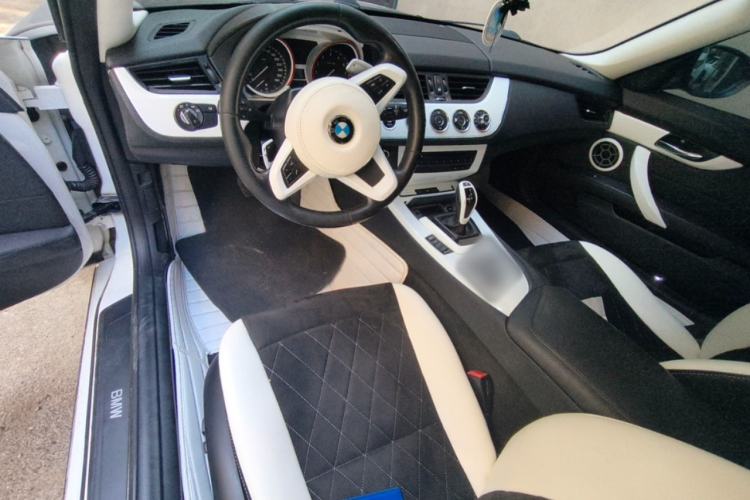 Used BMW Z4 2013 sDrive20i Leading Model Center Console