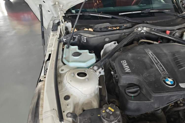 Used BMW Z4 2013 sDrive20i Leading Model Engine Bay Right