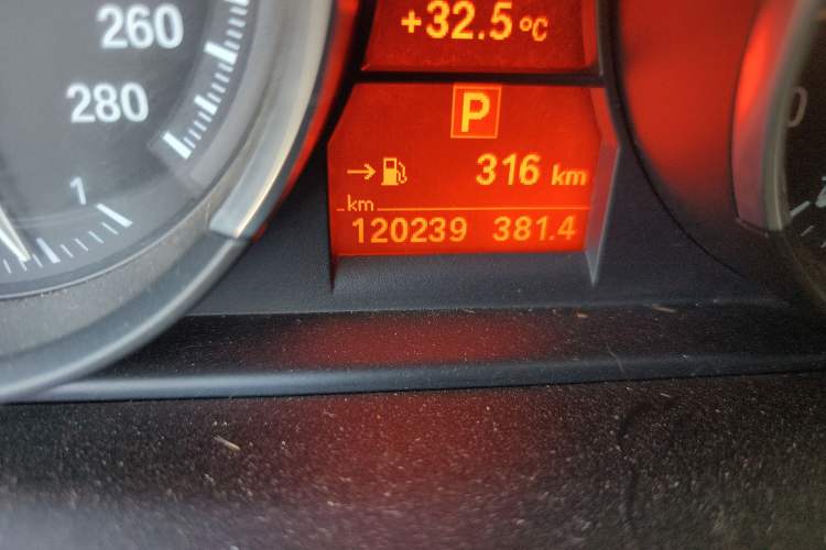 Used BMW Z4 2013 sDrive20i Leading Model Odometer Close Up