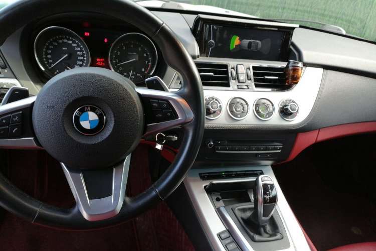 Used BMW Z4 2013 sDrive20i Leading Model Center Console