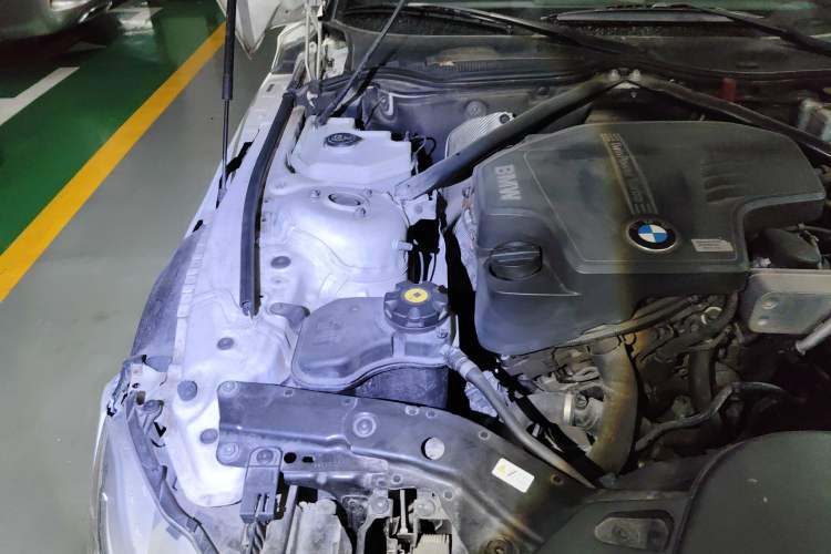 Used BMW Z4 2013 sDrive20i Leading Model Engine Bay Right