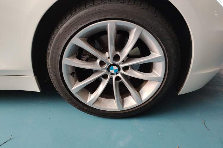 Used BMW Z4 2013 sDrive20i Leading Model Right Front Wheel Hub