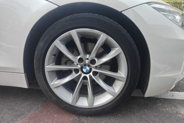 Used BMW Z4 2013 sDrive20i Leading Model Right Front Wheel Hub