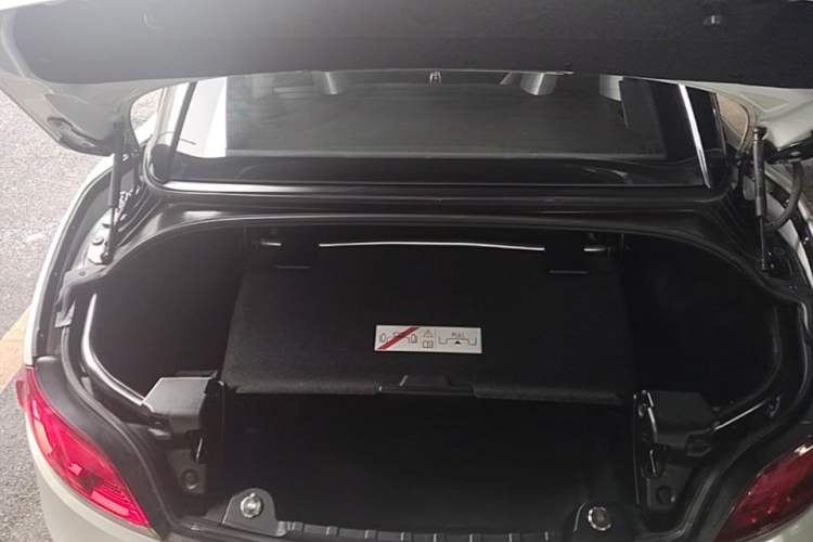 Used BMW Z4 2013 sDrive20i Leading Model Trunk