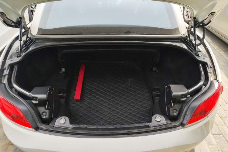 Used BMW Z4 2013 sDrive20i Leading Model Trunk