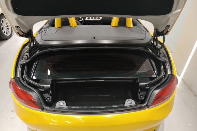 Used BMW Z4 2013 sDrive20i Leading Model Trunk