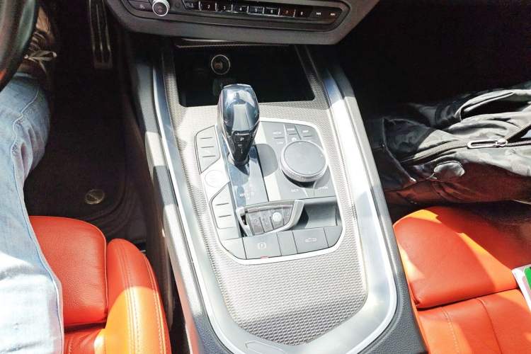 Used BMW Z4 2020 sDrive 25i Silver Frost Limited Edition Gear Lever