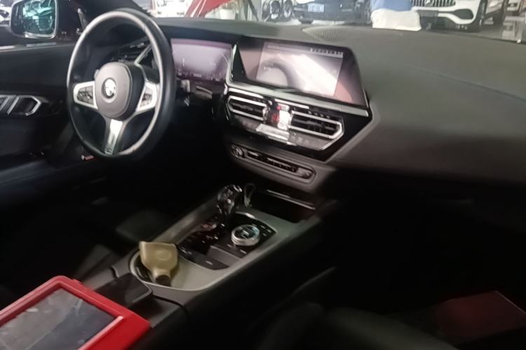 Used BMW Z4 2022 sDrive 25i M Sport Night Edition package Center Console