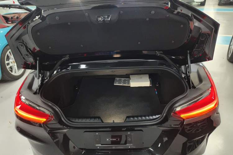 Used BMW Z4 2023 sDrive 25i M Sport Package Trunk