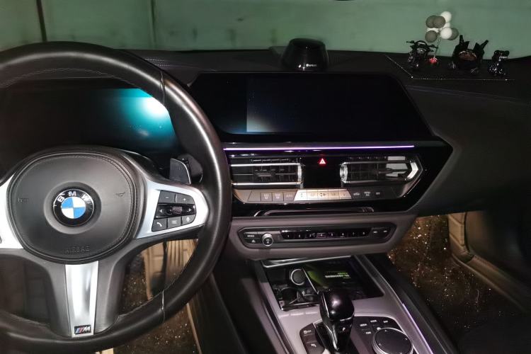 Used BMW Z4 2023 sDrive 25i M Sport Night Edition package Center Console